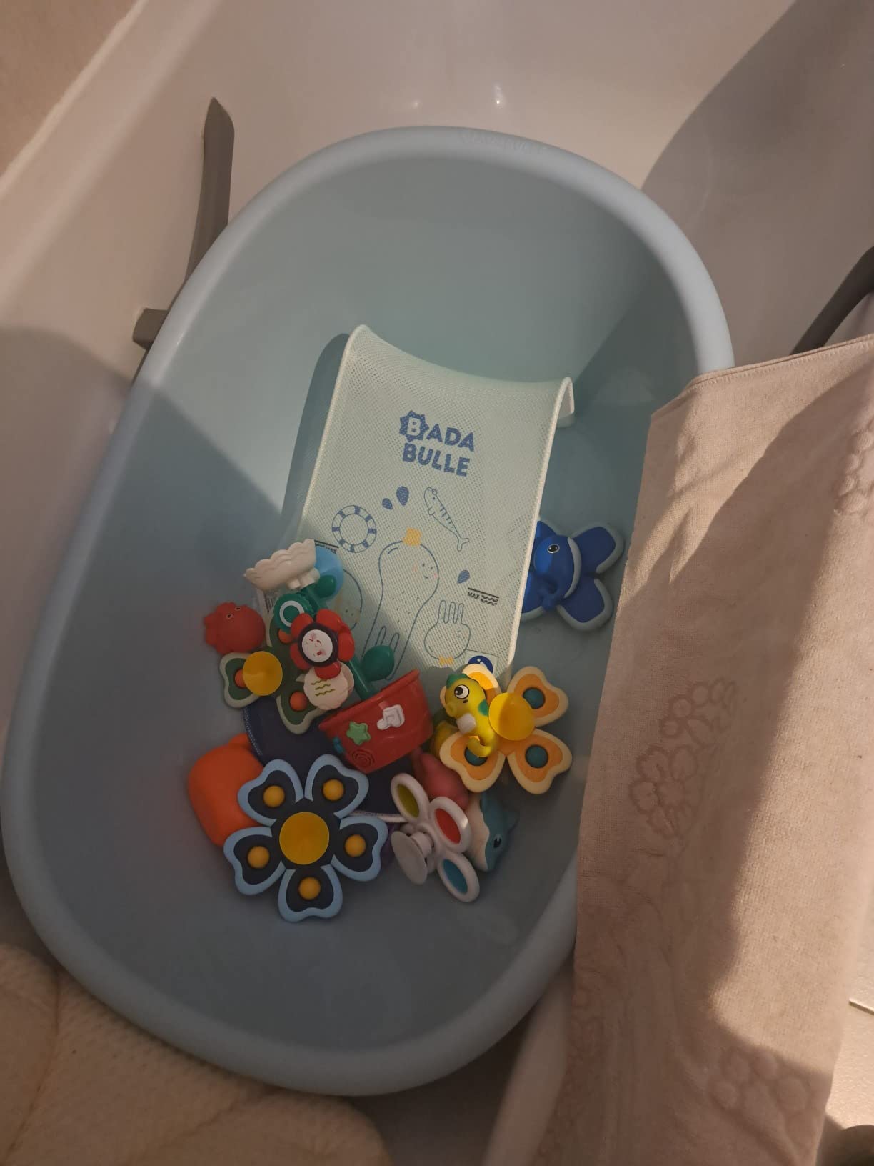 Entspanntes Baden mit dem Neugeborenen