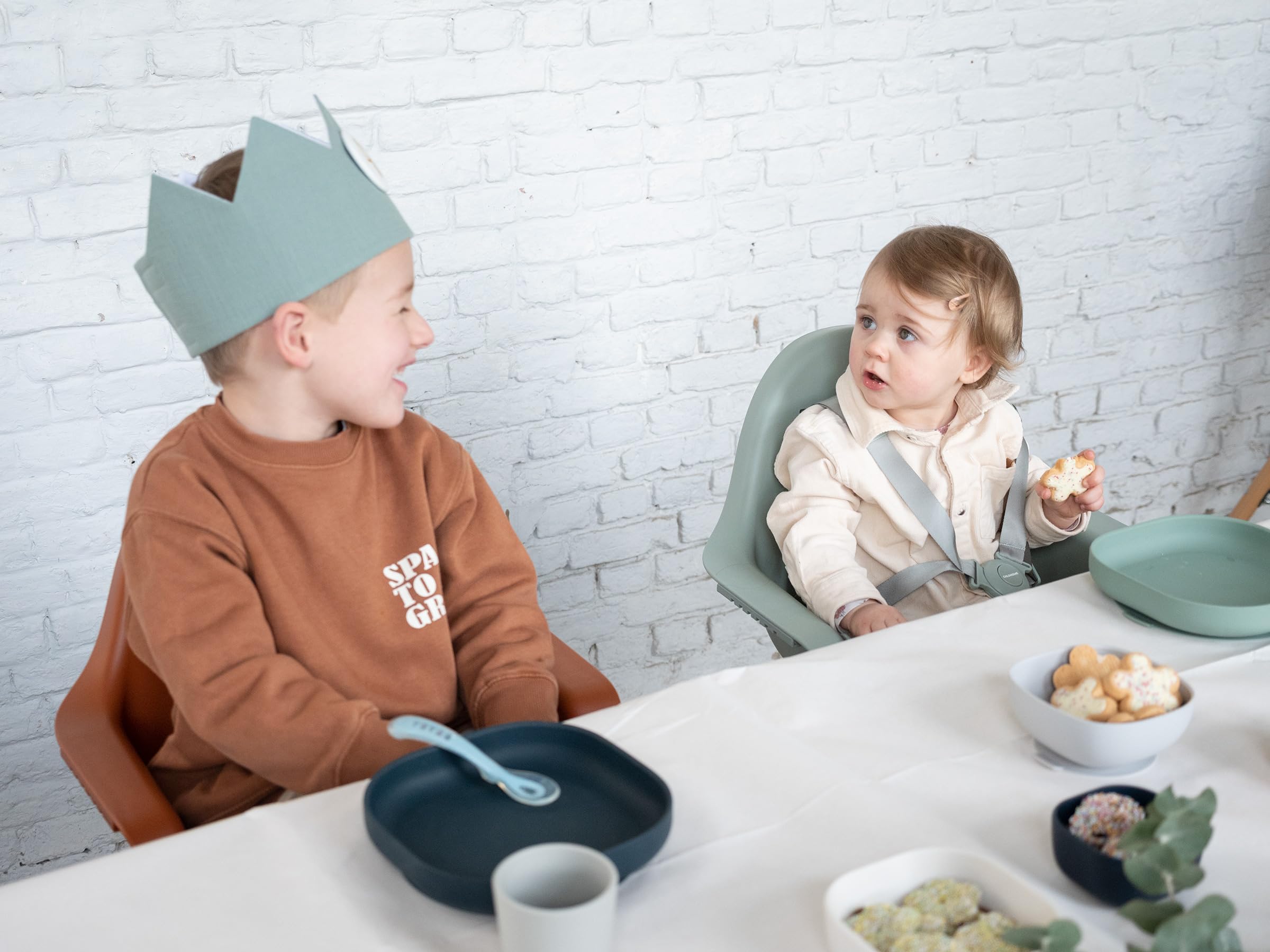 b-aba-teller-mit-saugnapf-100-silikon-kinderteller-mit-unterteilungen-und-lasche image 3